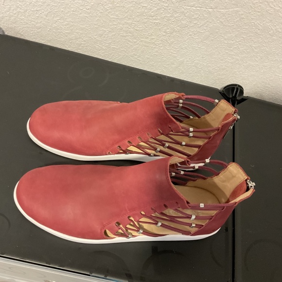 EUC Emu Australia leather booties 9 - Picture 3 of 7